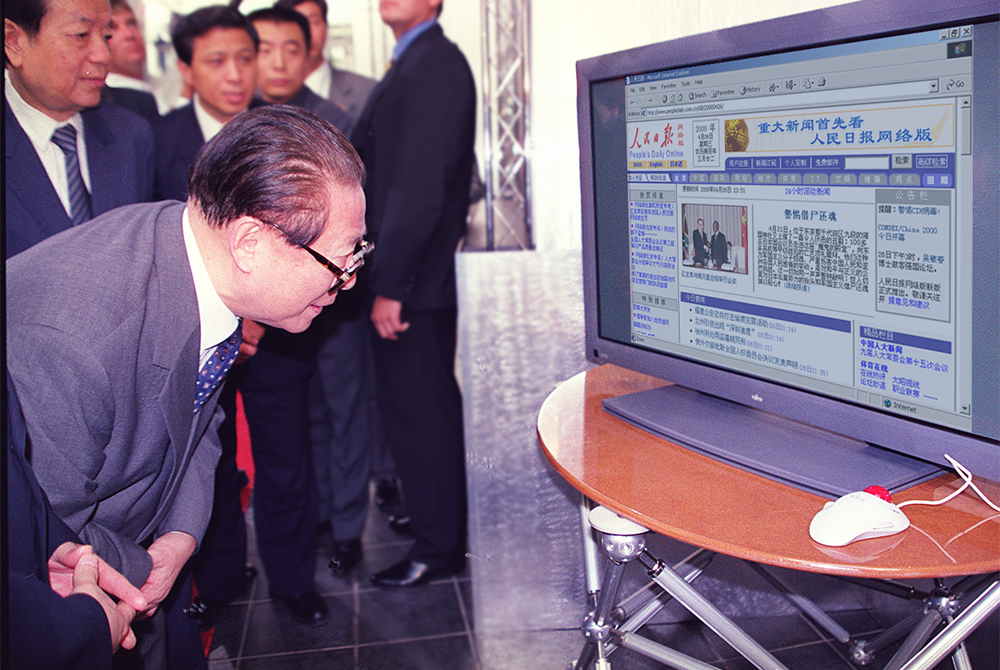 2000年4月26日，江澤民同志在南非出訪時專門通過人民網(wǎng)了解報道情況。