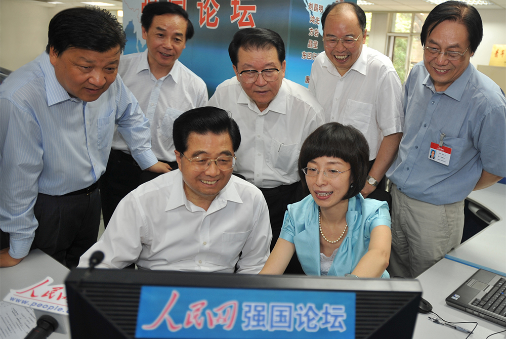 2008年6月20日，胡錦濤同志考察人民日報社時，通過人民網(wǎng)強(qiáng)國論壇同網(wǎng)民在線交流。