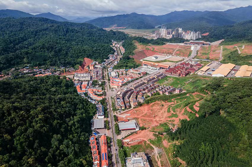 磨憨口岸俯瞰，右前方高層白色建筑群為老撾境內(nèi)。人民網(wǎng)記者 符皓攝