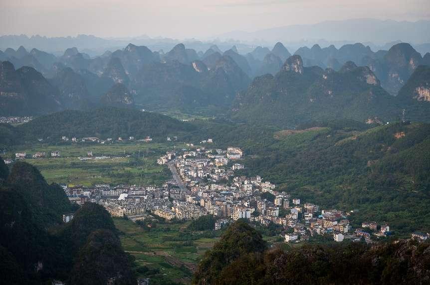 廣西層巒疊嶂，郁郁蔥蔥。 人民網(wǎng) 嚴(yán)立政攝