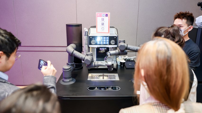 到場(chǎng)觀眾體驗(yàn)如影智能咖啡大師。主辦方供圖